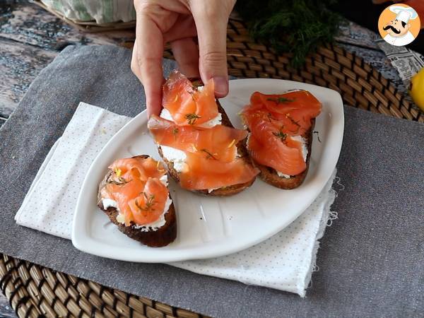 Bruschette al salmone affumicato e formaggio fresco - Preparazione tappa 6