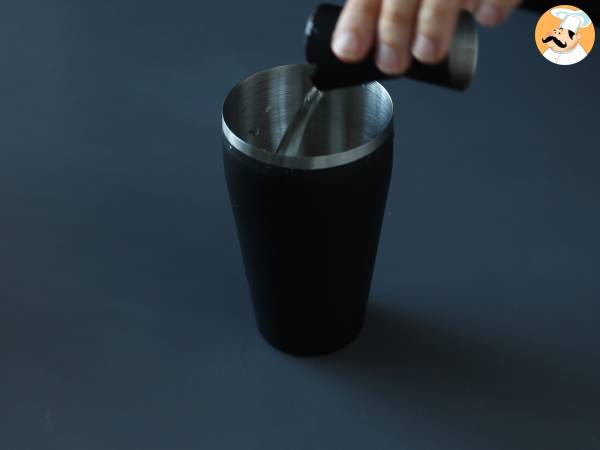 Espresso Martini, l'elegante cocktail a base di caffè e vodka - Preparazione tappa 2