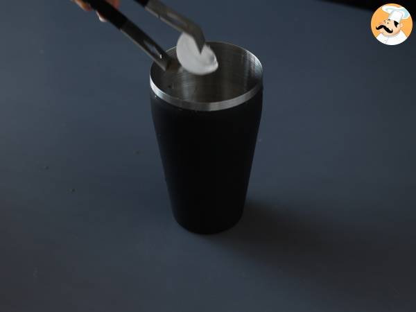 Espresso Martini, l'elegante cocktail a base di caffè e vodka - Preparazione tappa 3