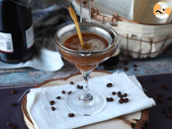 Espresso Martini, l'elegante cocktail a base di caffè e vodka - Preparazione tappa 4