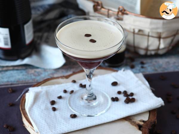 Espresso Martini, l'elegante cocktail a base di caffè e vodka - Preparazione tappa 5