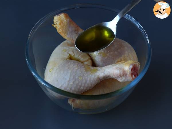 Cosce di pollo in padella, la ricetta per avere una carne tenera e saporita - Preparazione tappa 1