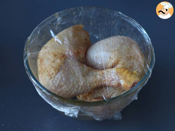 Cosce di pollo in padella, la ricetta per avere una carne tenera e saporita - Preparazione tappa 2
