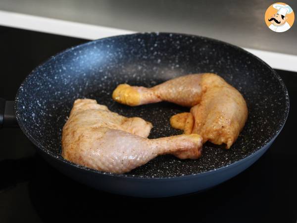 Cosce di pollo in padella, la ricetta per avere una carne tenera e saporita - Preparazione tappa 3