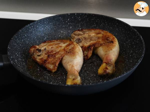 Cosce di pollo in padella, la ricetta per avere una carne tenera e saporita - Preparazione tappa 4