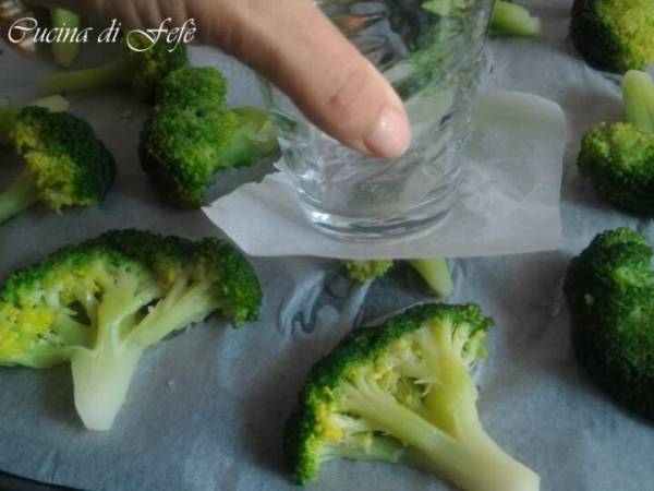 Broccoli schiacciati in crosta di parmigiano - Preparazione tappa 3