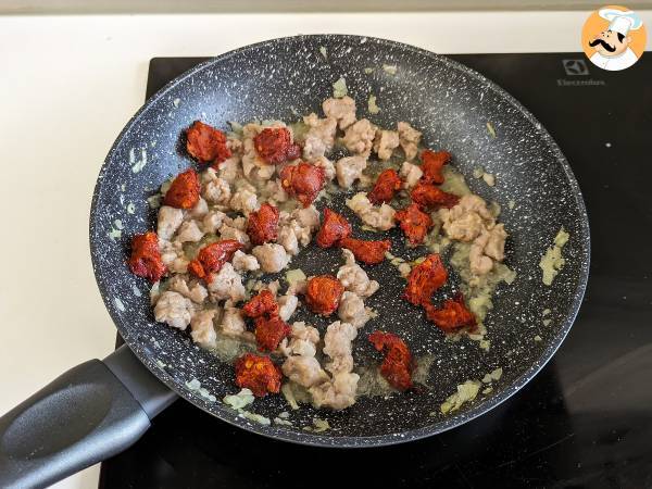 Risotto 'nduja e salsiccia, un primo piatto dal gusto intenso - Preparazione tappa 2