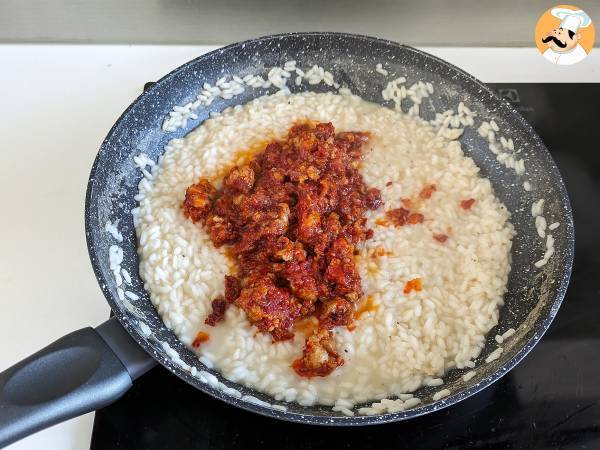 Risotto 'nduja e salsiccia, un primo piatto dal gusto intenso - Preparazione tappa 5
