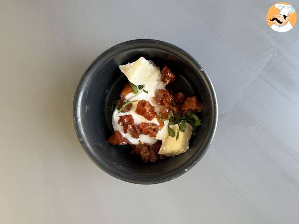 Uova in cocotte con friggitrice ad aria: una sfiziosa ricetta vegetariana facile da preparare - Preparazione tappa 2