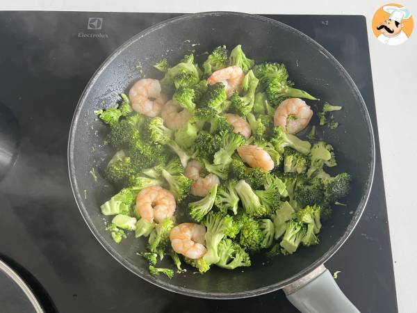 Riso integrale con broccoli e gamberetti, un piatto leggero ed equilibrato - Preparazione tappa 1