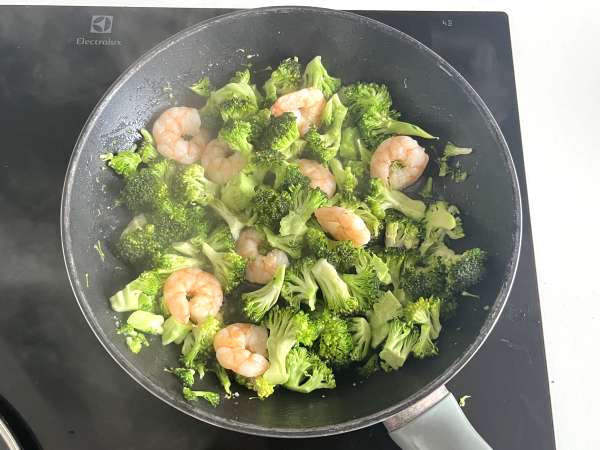 Broccoli e gamberi con salsa piccante alla coreana: un pasto semplice, equilibrato e saporito - Preparazione tappa 2