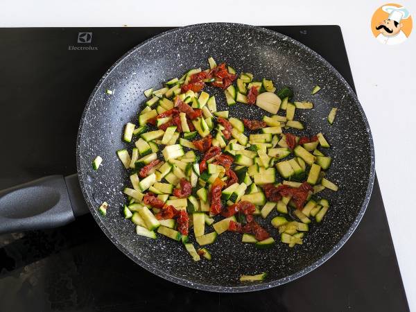 Pasta con zucchine e pomodori secchi: un primo piatto veloce e gustosissimo! - Preparazione tappa 1