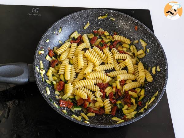 Pasta con zucchine e pomodori secchi: un primo piatto veloce e gustosissimo! - Preparazione tappa 2