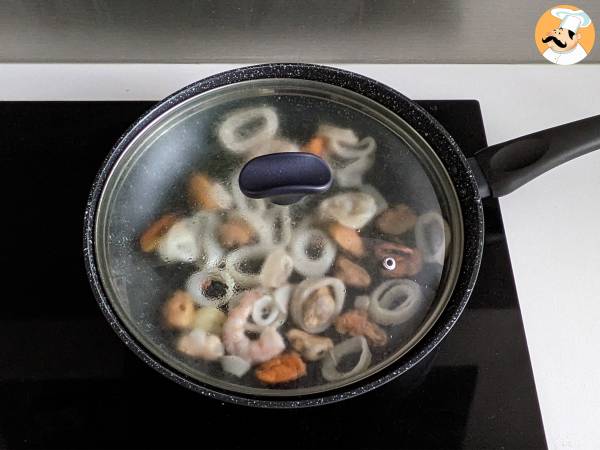 Pasta ai frutti di mare surgelati, il primo piatto gustoso e rapidissimo - Preparazione tappa 1