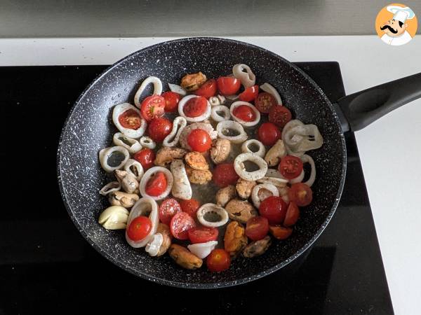 Pasta ai frutti di mare surgelati, il primo piatto gustoso e rapidissimo - Preparazione tappa 2
