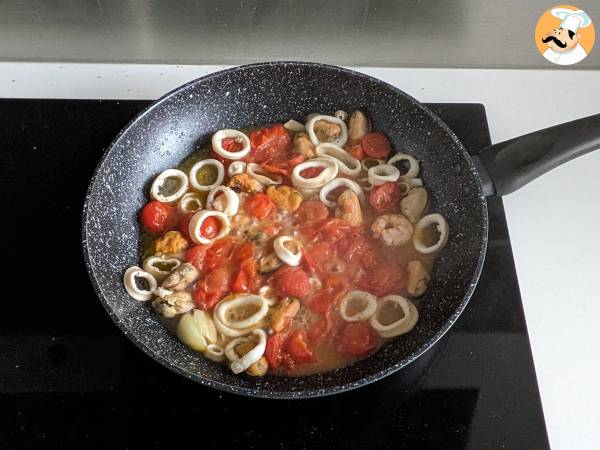 Pasta ai frutti di mare surgelati, il primo piatto gustoso e rapidissimo - Preparazione tappa 3