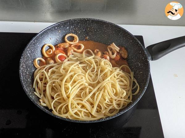 Pasta ai frutti di mare surgelati, il primo piatto gustoso e rapidissimo - Preparazione tappa 5