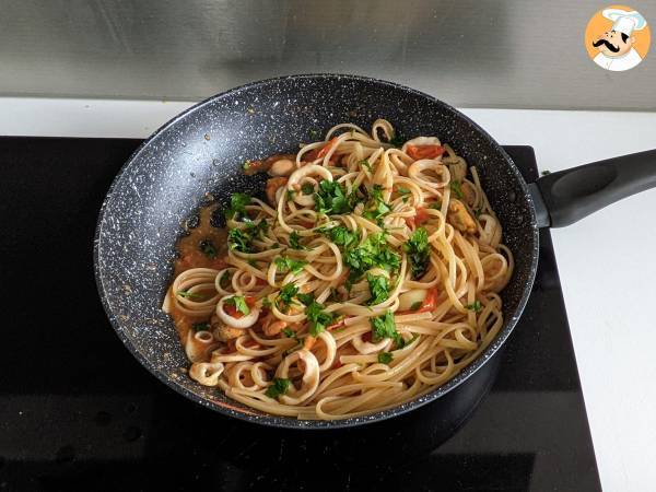 Pasta ai frutti di mare surgelati, il primo piatto gustoso e rapidissimo - Preparazione tappa 6