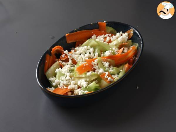 Insalata con feta, cetrioli e carote - Preparazione tappa 6