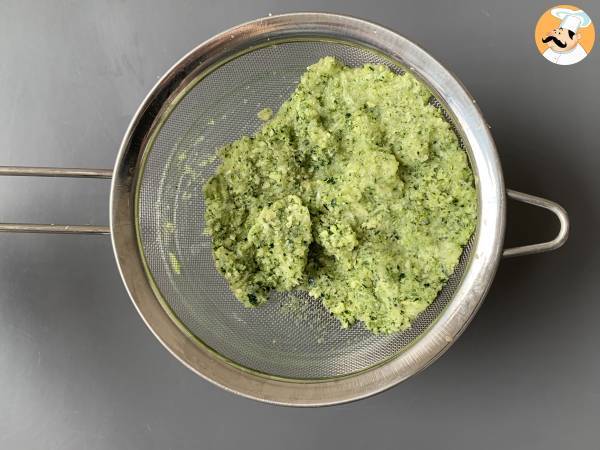 Frittelle di zucchine e feta in friggitrice ad aria - Preparazione tappa 1