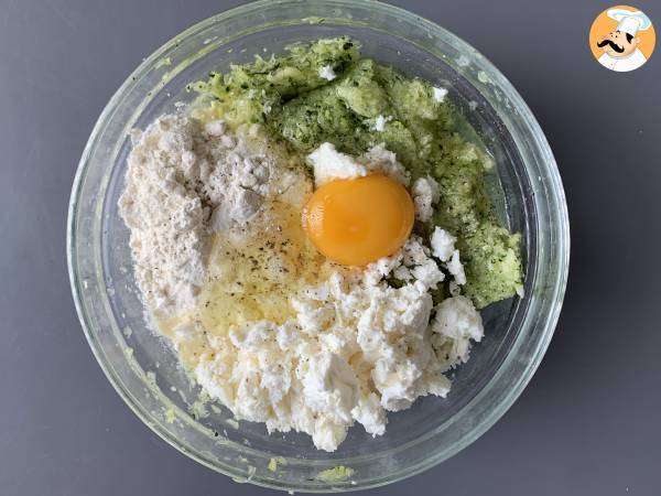 Frittelle di zucchine e feta in friggitrice ad aria - Preparazione tappa 2