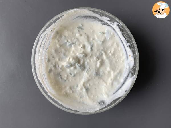 Salsa con yogurt greco, feta e menta - Preparazione tappa 1