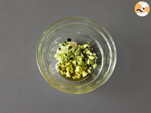 Salsa yogurt greco, cetrioli e cipolla - Preparazione tappa 1