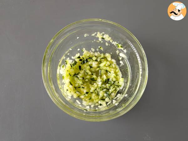 Salsa yogurt greco, cetrioli e cipolla - Preparazione tappa 2