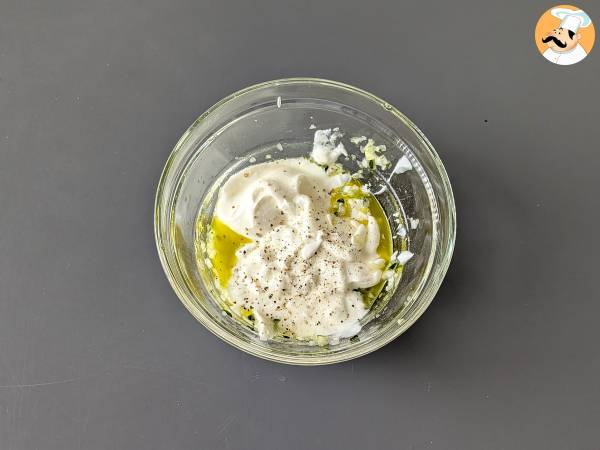 Salsa yogurt greco, cetrioli e cipolla - Preparazione tappa 3