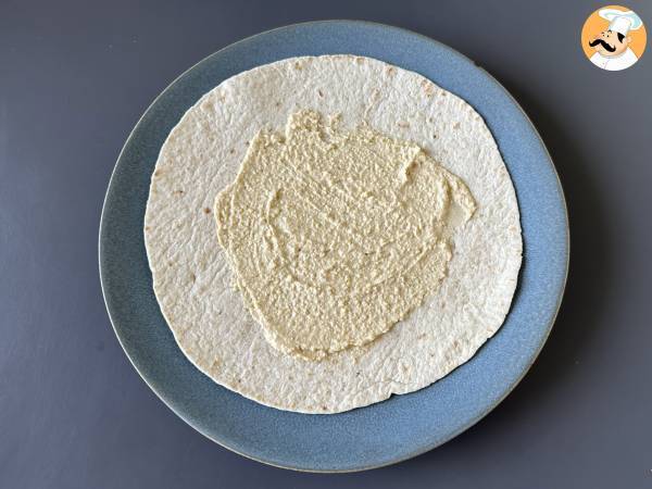 Wrap vegetariano con hummus, rucola, peperoni e feta - Preparazione tappa 2