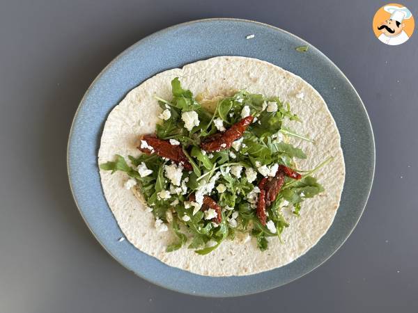 Wrap vegetariano con hummus, rucola, peperoni e feta - Preparazione tappa 3