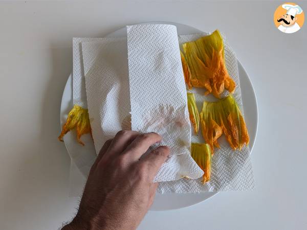 Pasta con fiori di zucca, ricotta e pistacchi - Preparazione tappa 3