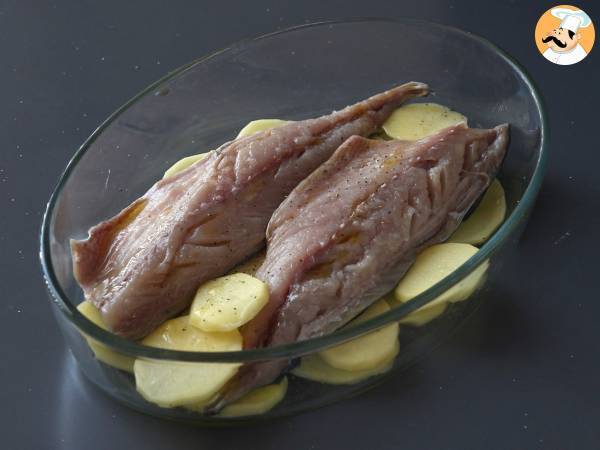 Come cucinare lo sgombro al forno con patate? - Preparazione tappa 3