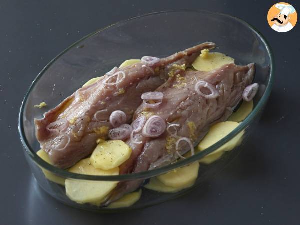 Come cucinare lo sgombro al forno con patate? - Preparazione tappa 4