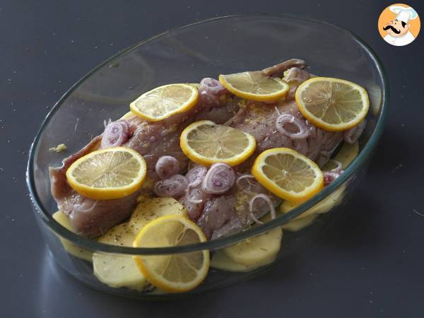 Come cucinare lo sgombro al forno con patate? - Preparazione tappa 5
