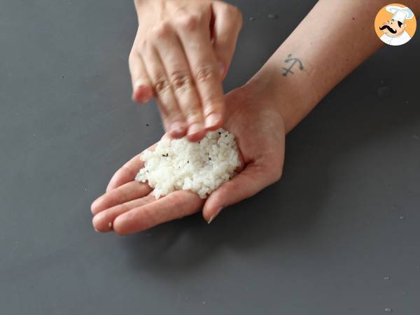 Onigiri al tonno: la ricetta giapponese おにぎり - Preparazione tappa 11