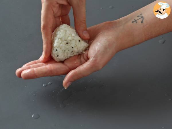 Onigiri al tonno: la ricetta giapponese おにぎり - Preparazione tappa 13