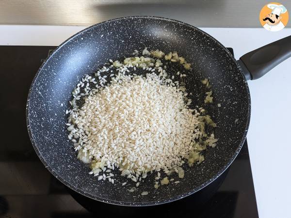 Risotto alla barbabietola e gorgonzola: un’esplosione di colore e sapori intensi - Preparazione tappa 4