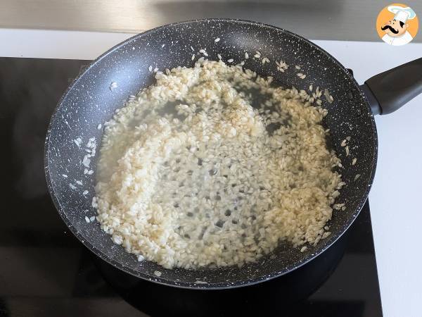 Risotto alla barbabietola e gorgonzola: un’esplosione di colore e sapori intensi - Preparazione tappa 5