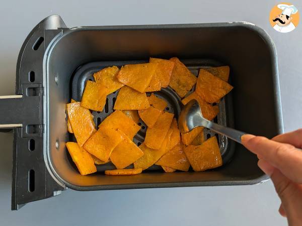 Chips di zucca in friggitrice ad aria: leggere e gustose - Preparazione tappa 5