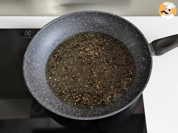 Spaghetti cacio e pepe: 3 ingredienti, un'esplosione di gusto! - Preparazione tappa 3
