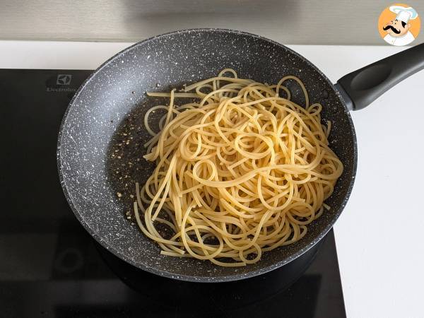 Spaghetti cacio e pepe: 3 ingredienti, un'esplosione di gusto! - Preparazione tappa 5
