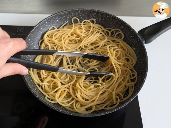 Spaghetti cacio e pepe: 3 ingredienti, un'esplosione di gusto! - Preparazione tappa 6
