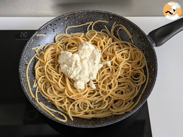 Spaghetti cacio e pepe: 3 ingredienti, un'esplosione di gusto! - Preparazione tappa 8