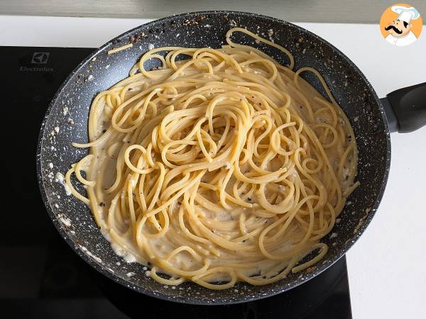 Spaghetti cacio e pepe: 3 ingredienti, un'esplosione di gusto! - Preparazione tappa 9