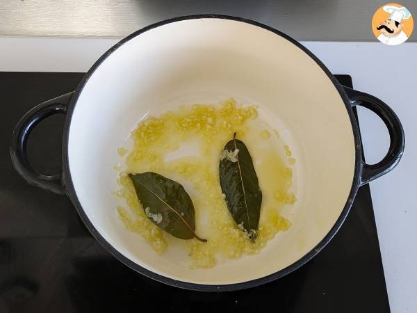 Pasta con sugo di salsiccia: un piatto semplice e dal gusto intenso - Preparazione tappa 2