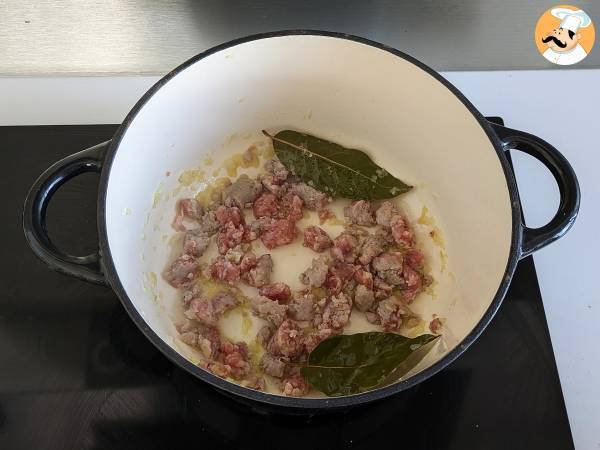 Pasta con sugo di salsiccia: un piatto semplice e dal gusto intenso - Preparazione tappa 3