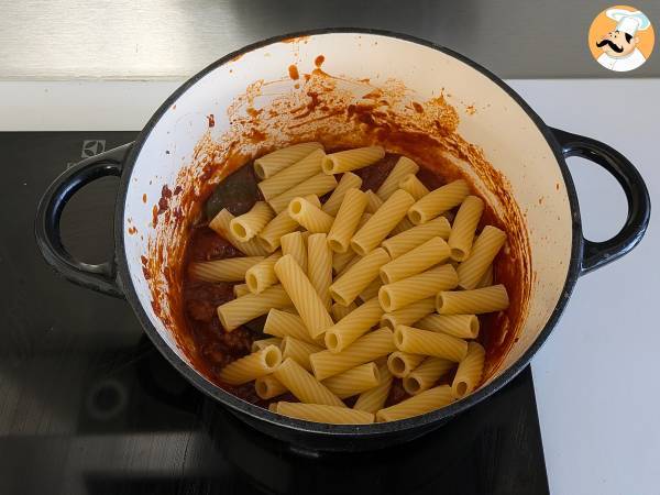 Pasta con sugo di salsiccia: un piatto semplice e dal gusto intenso - Preparazione tappa 7