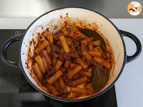 Pasta con sugo di salsiccia: un piatto semplice e dal gusto intenso - Preparazione tappa 8