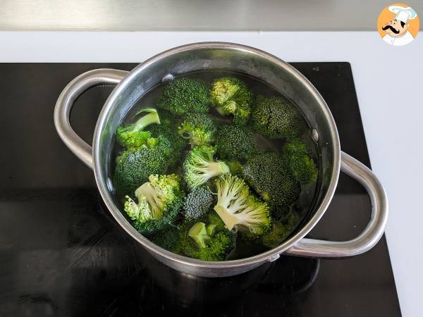 Pasta cremosa con broccoli e mandorle: un piatto facile da preparare e ricco di sapore - Preparazione tappa 2
